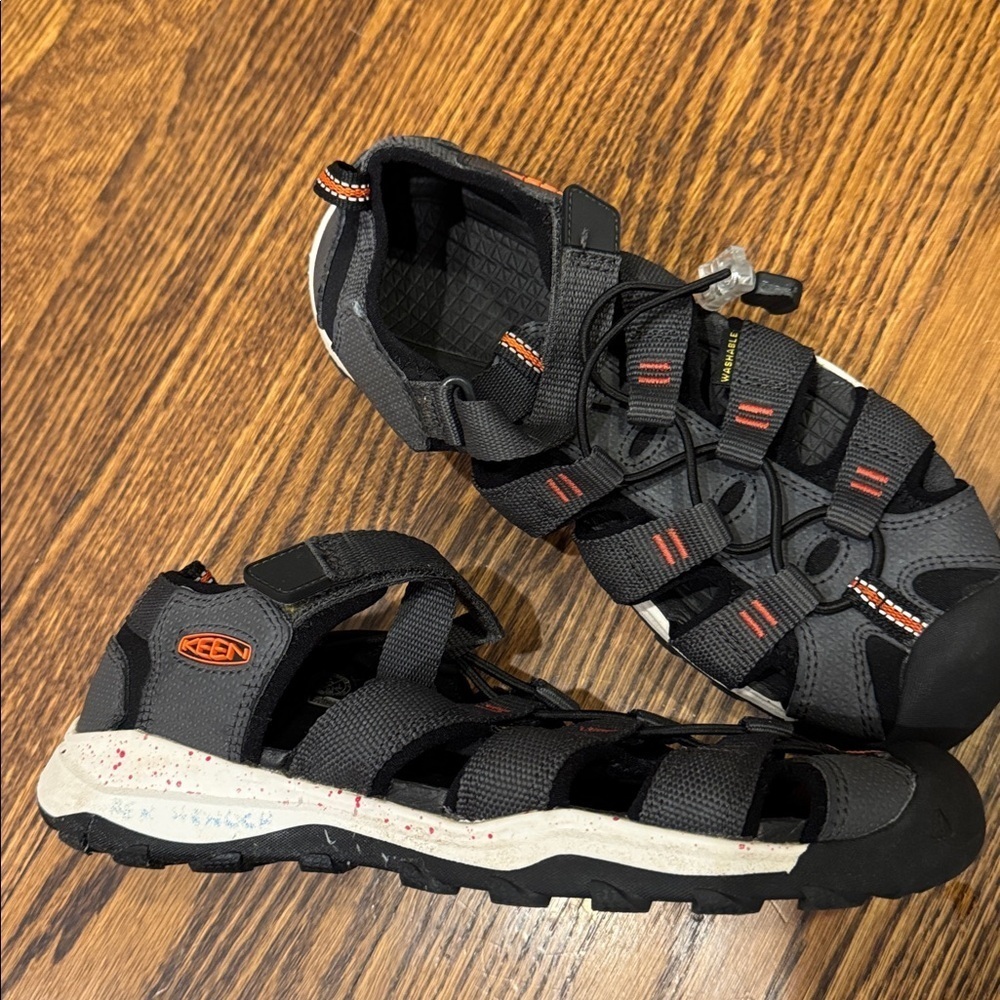 Keen dark gray strappy elastic cord drawstring Velcro close sandals. Size 4.